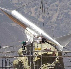 Aterriza en el aeropuerto de Castellón un gigantesco supositorio de acero inoxidable