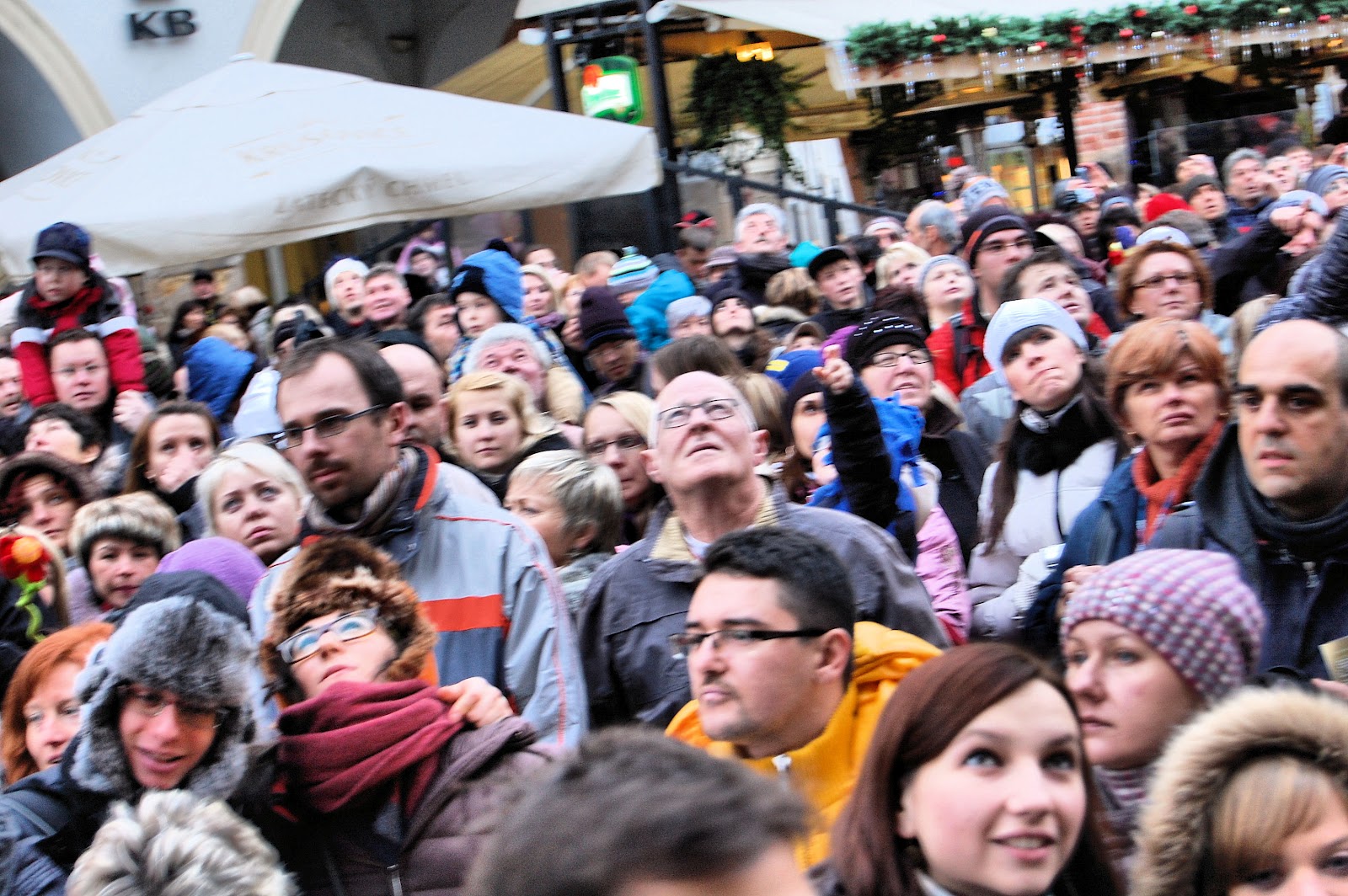 Gente-mirando-reloj-Praga.jpg