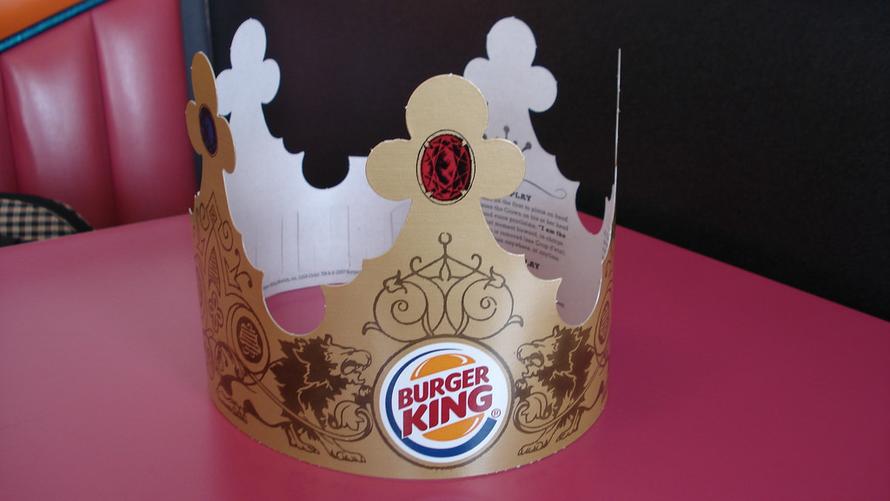 auge Desventaja observación La Guardia Civil irrumpe en un cumpleaños del Burger King para evitar la  coronación de un vasallo de siete años | Rokambol