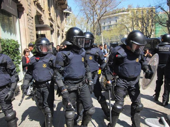 BBVA y Santander darán una paga extra a la policía antidisturbios
