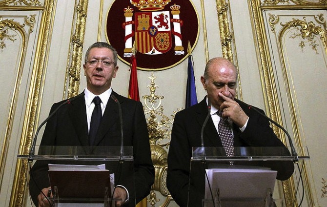 Fumar al lado de la bandera de España se multará con 185.000 euros