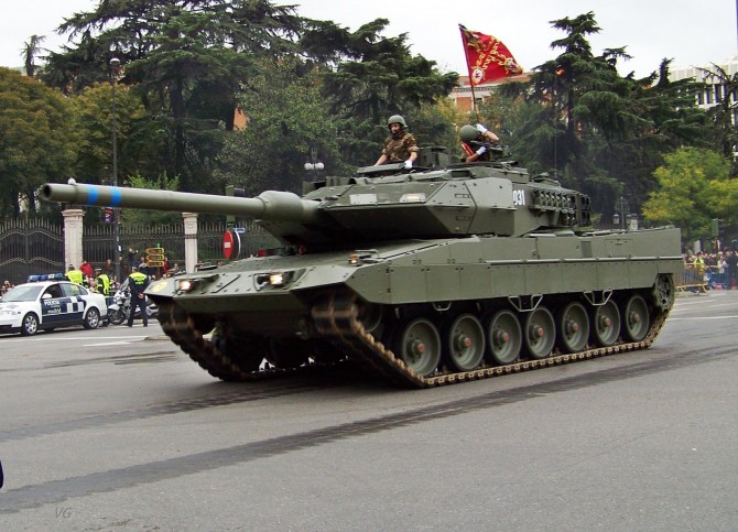 Parapsicólogo relaciona el tanque Leopard 2E con las listas de espera en Sanidad