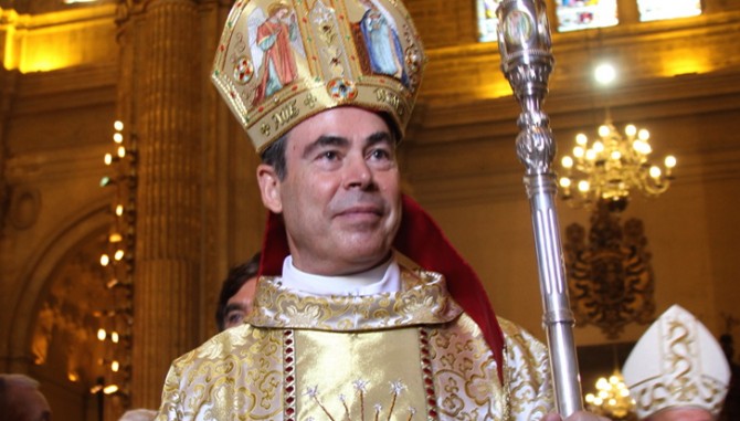 El obispo de Málaga compara el acoplamiento de la nave Soyuz con el sexo entre un mapache y un lavavajillas