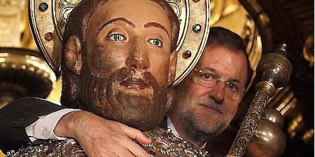 Moncloa niega que Rajoy tuviese una erección abrazando al apóstol Santiago