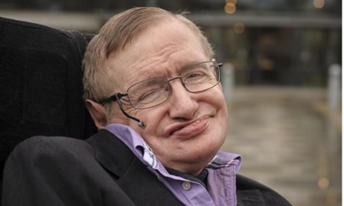 Stephen Hawking cree que Podemos es una seria amenaza para el universo de Dolores de Cospedal 