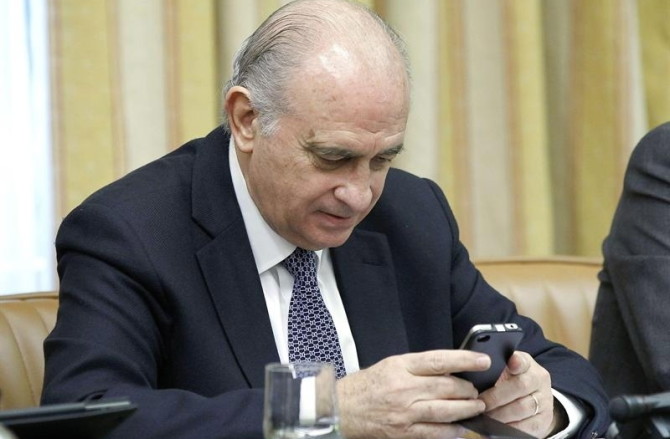 El ministro del Interior podrá fracturar narices desde su iPhone