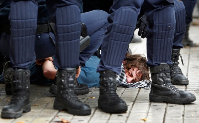 Golpear la bota de un policía con la nariz se multará con 67.000 euros